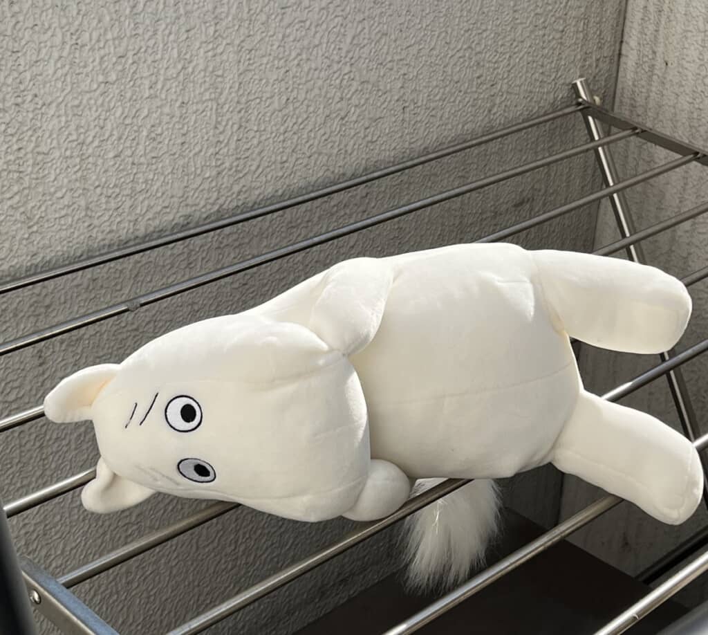 天日干しが嫌そうなムーミン（画像提供：うきうきステップさん／@UKIUKI_step）
