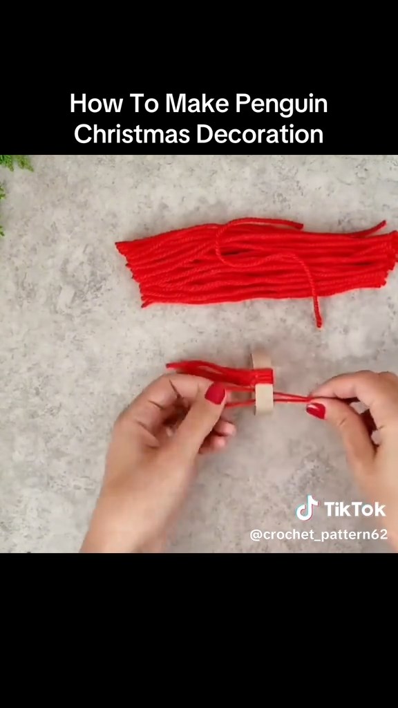 切り出した毛糸を輪に結びつけ、ニットキャップを作るところ。どの部品も編まずに作れます