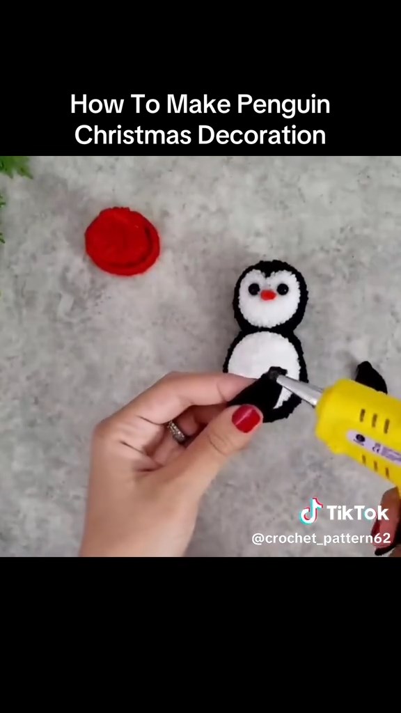 目鼻や手足を接着すると……