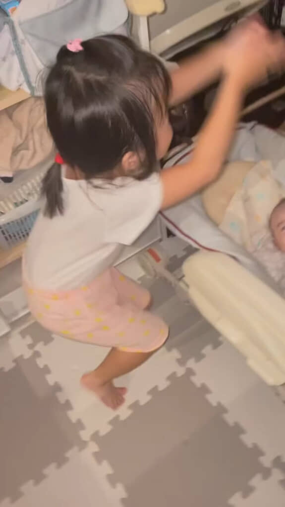 弟くんをあやすお姉ちゃんが披露したのは……