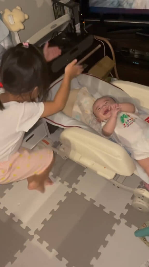 弟くんも手を一緒に動かします