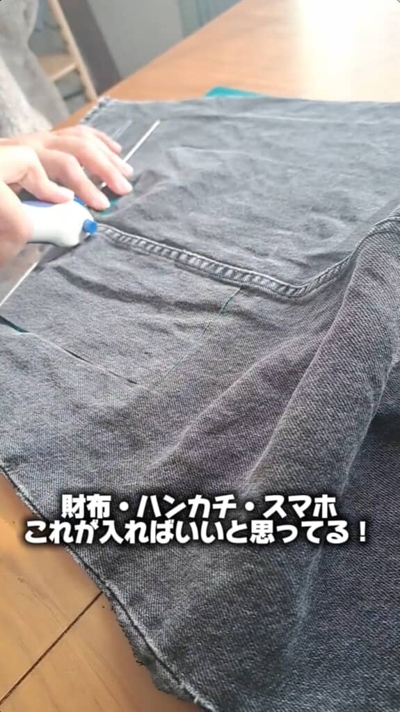 古着のデニムをカットするところからスタートです