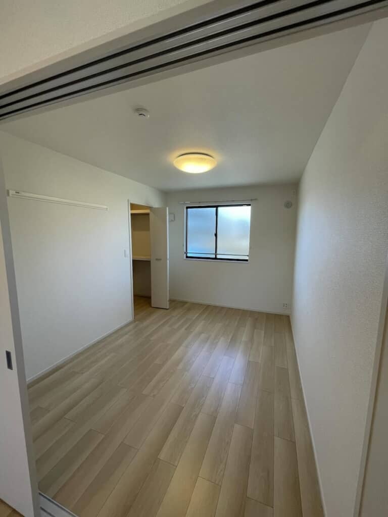 引っ越したての部屋。まだ何もなく殺風景です