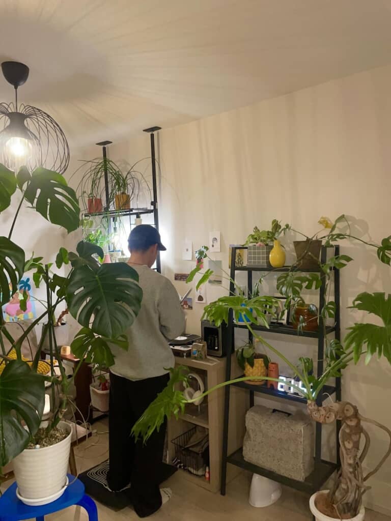 好きを詰め込んだ部屋にたたずむRikuさん