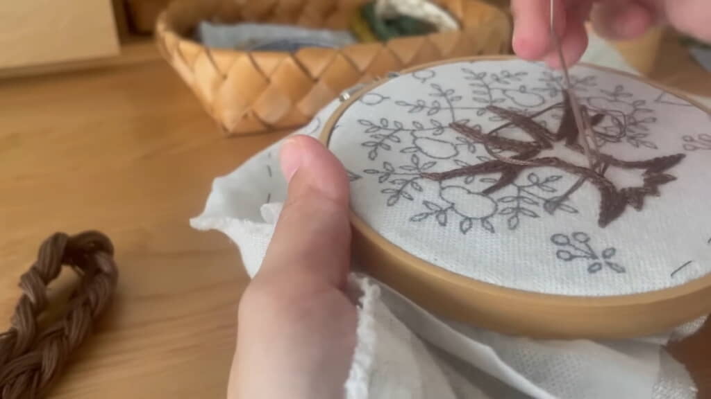 刺しゅう枠に張った布へコツコツと