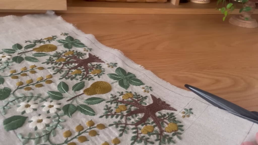 不要な部分の布をカット