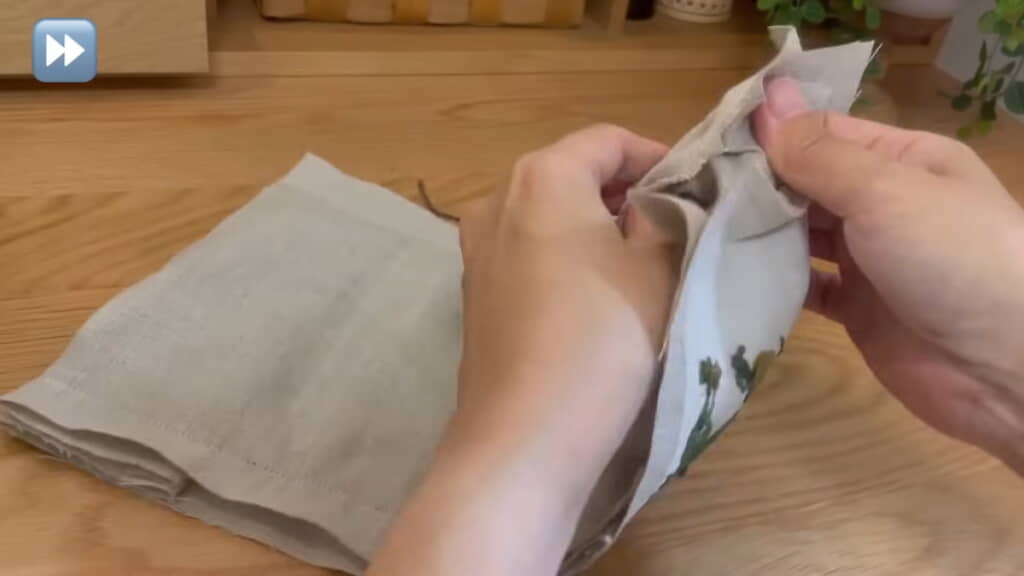 裏地を縫い付けた後、袋状の構造を裏返す