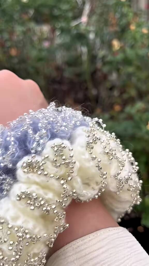 モヘアとビーズを使ったキラキラの手作りシュシュ