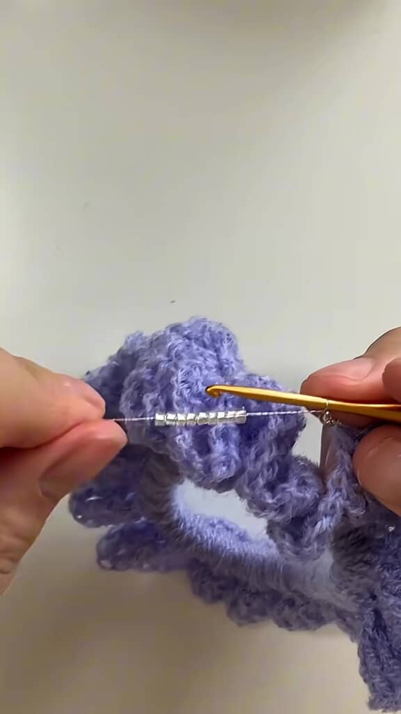 シュシュの縁にビーズを編み込むシーン