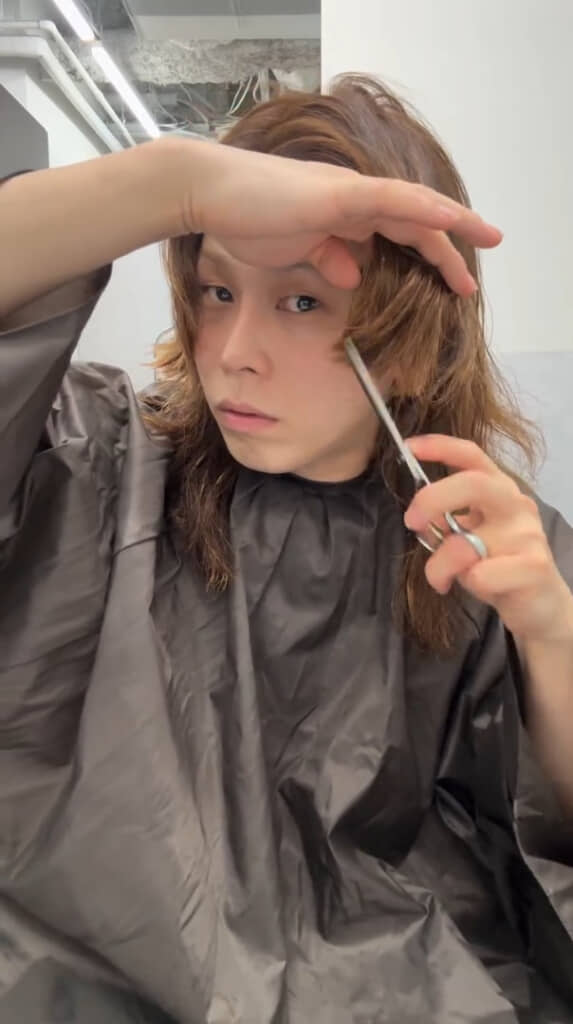 揃えるようにサイドをカット