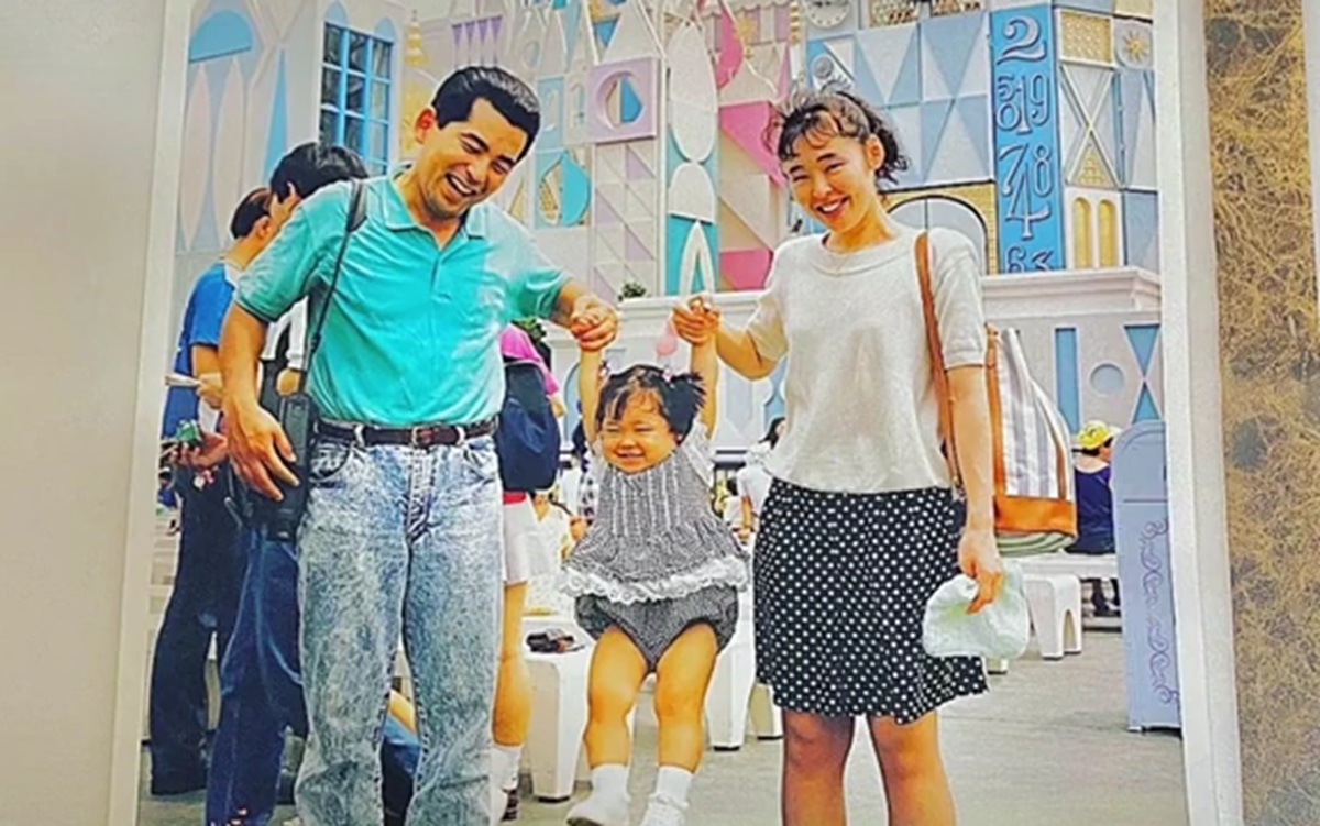 ディズニーランドで撮ったパパとママと娘の写真、30年後に同じ場所とポーズで再現したら…… 「最高やん」「何だろ 泣きそう」 投稿者に話を聞いた(1/3) | ライフスタイル ねとらぼ