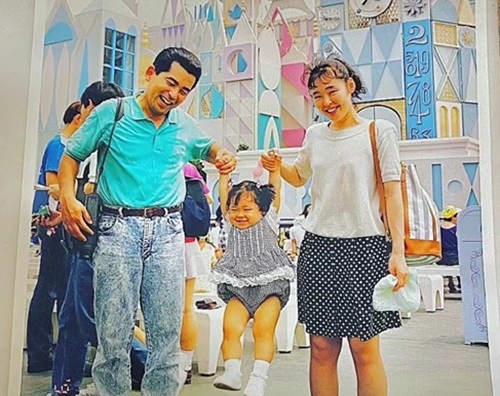 幸せそうな笑顔の親子と娘