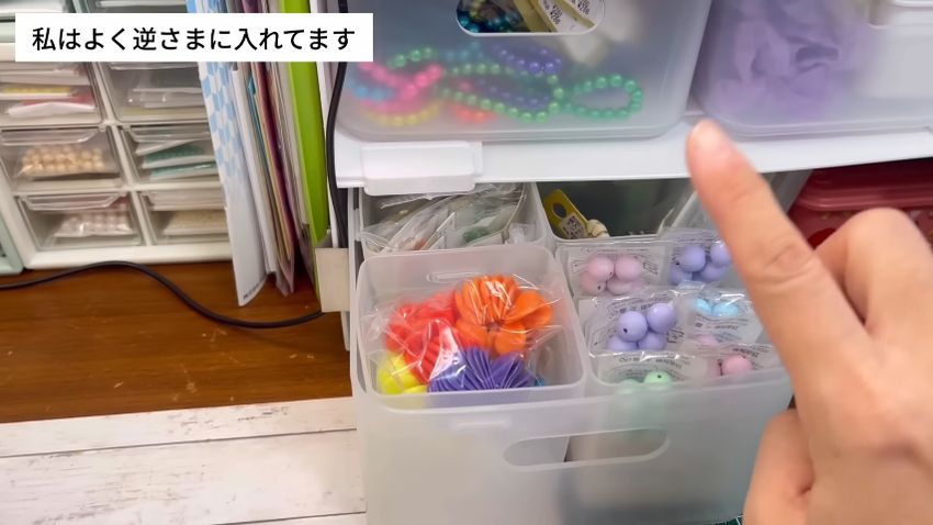 積み重ね収納ボックス内のくつ下整理ボックスに入っている小物