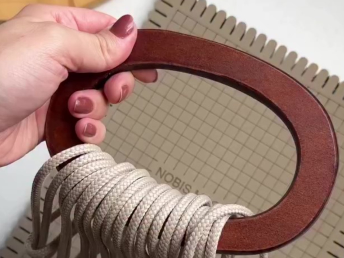 木の輪っかにロープを通してひたすら編んでいくと……「完璧！」「同じの作りたい！」　まさかの完成品が190万再生【海外】（1/3） | ハンドメイド ねとらぼ