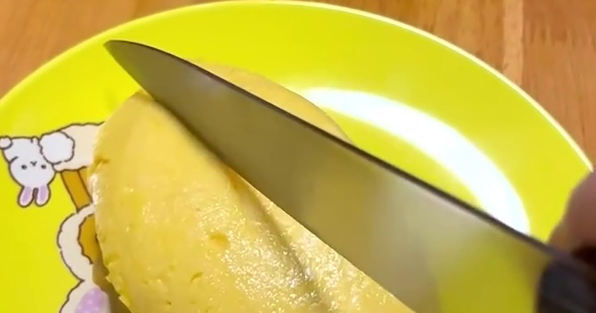 高2息子が作った“人生2回目のオムライス”→包丁を入れた瞬間……　母ビックリ「ヨダレ出ました」「俺にも作っておくれ」（1/3） | 高校・中学 ねとらぼ