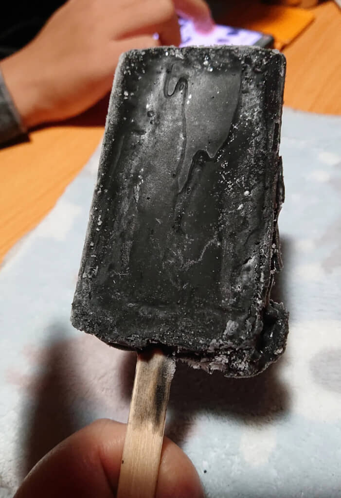 棒の黒ずみまで含め、ビジュアルが全体的に「習字」。なにこれ……？