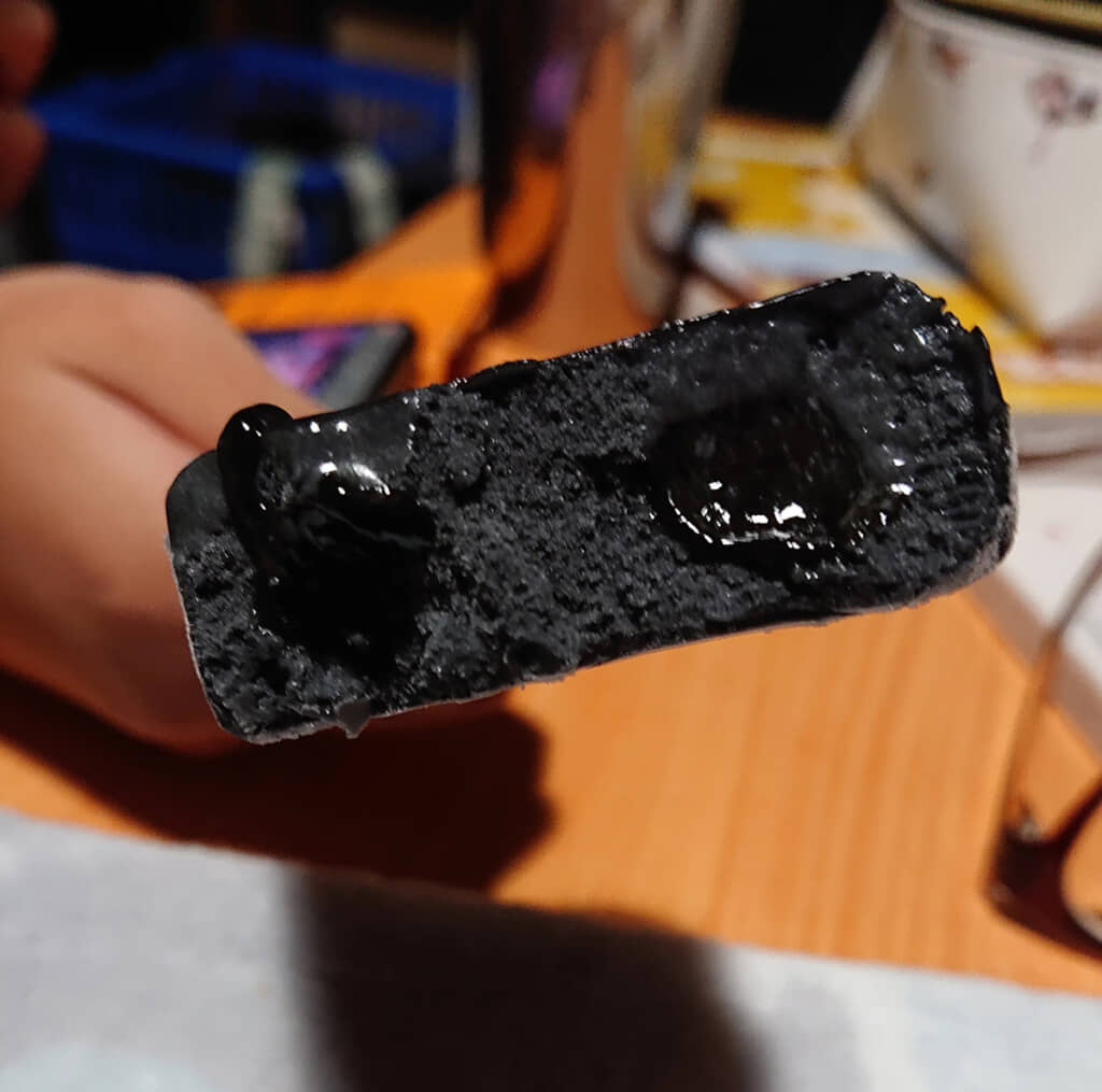 中身も墨にしか見えない