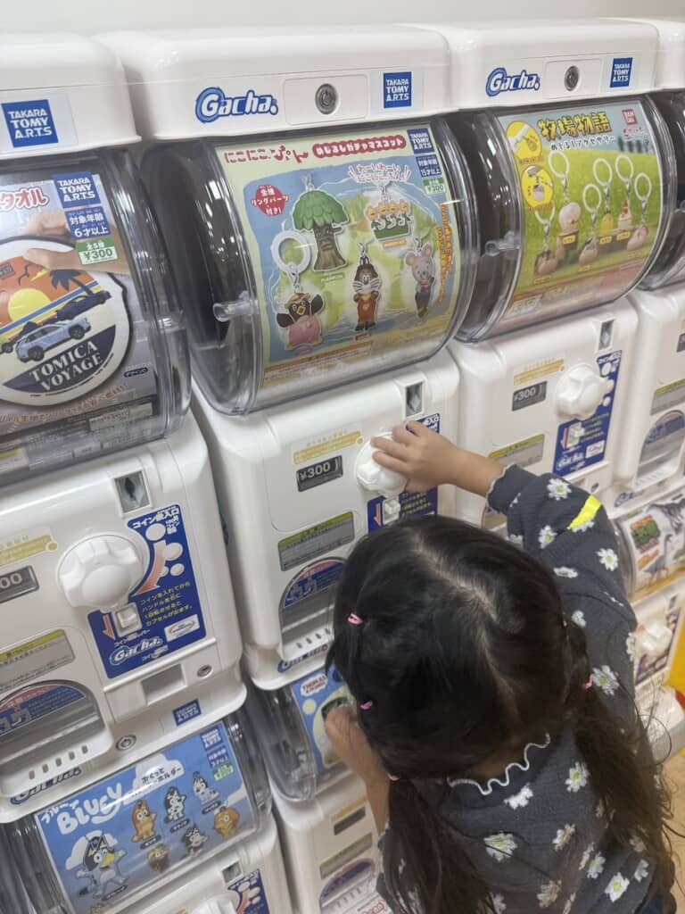 『にこにこぷん』のガチャガチャに挑戦する4歳の娘さん