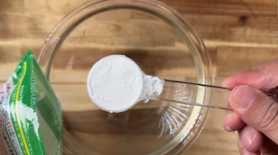 ボウルに強力粉と薄力粉を入れる