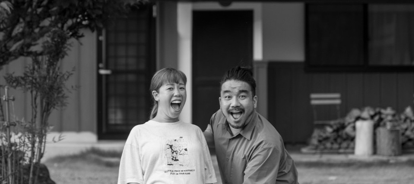 家の前で妻と夫がパシャリ→1カ月半後……「うわぁ～！最高すぎる！」　幸せしかない光景に「表情が良すぎる～」「理想だ」（1/3） | ライフスタイル ねとらぼ