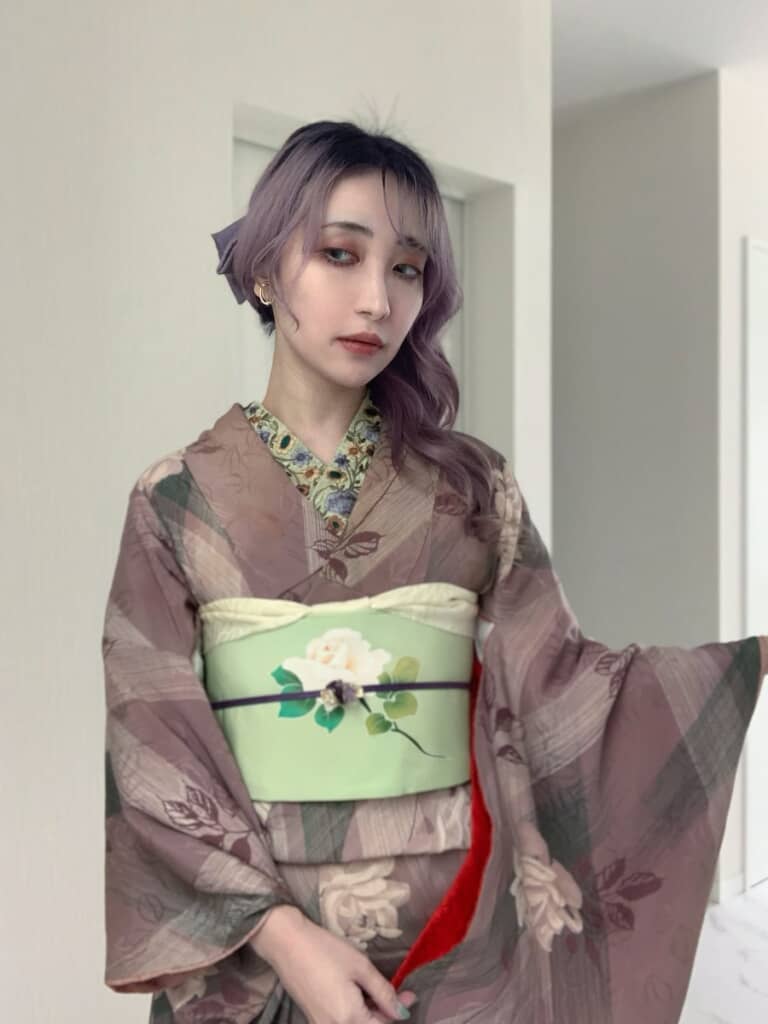 薄紫色の着物と、白い椿の図柄が目を引く帯。着物は話題になった投稿で着ているのと同じものです