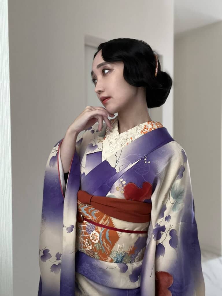 紫と白のグラデーションが美しい着物。どこかはかなさを感じる雰囲気です
