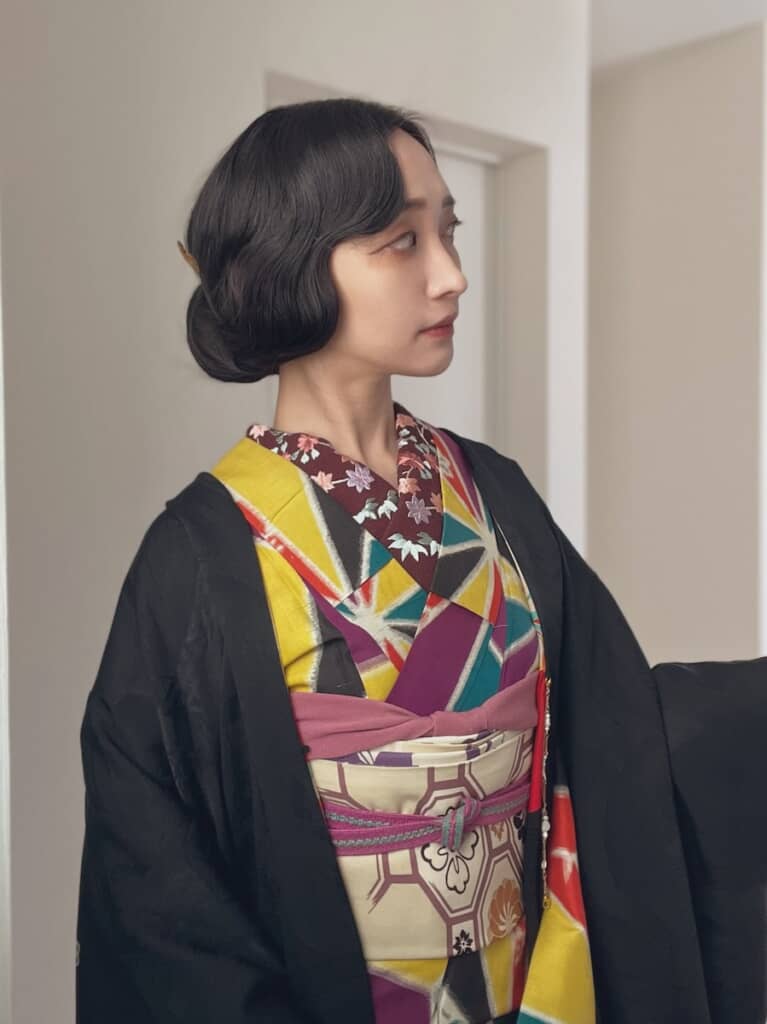 派手な色使いの着物に黒の羽織がマッチ！　個性を出しつつも抑制のきいた着こなし