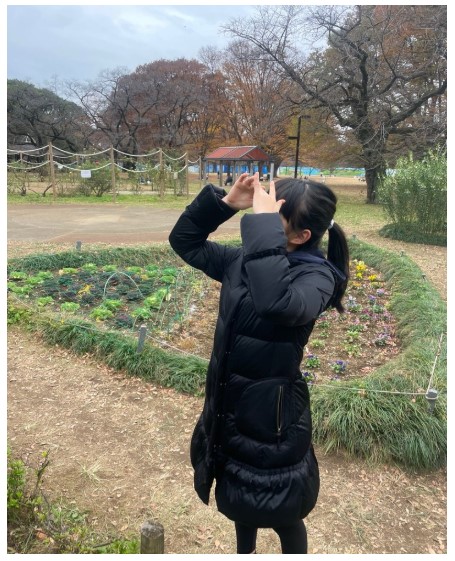 亡き母・小林麻央のコートを着用した長女・麗禾