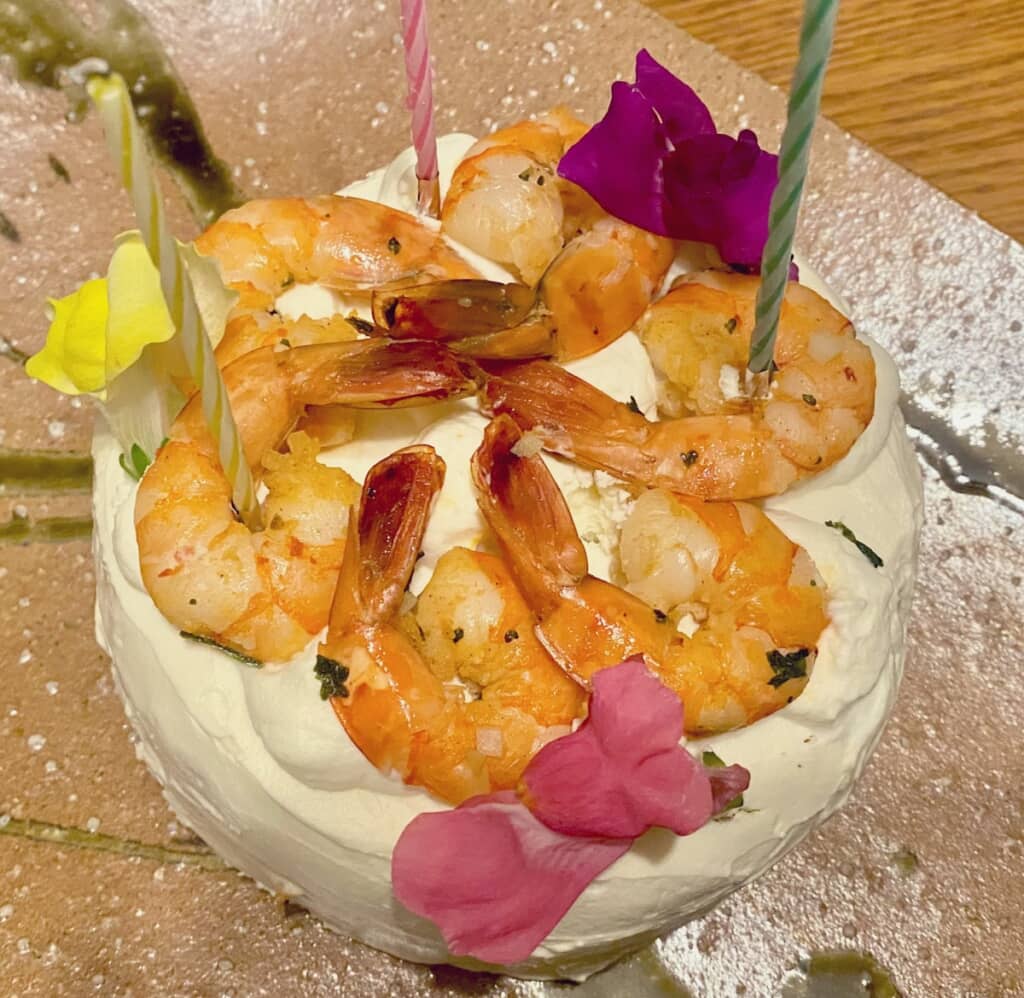 エビをメインにした誕生日ケーキはソテーされたエビが６尾も乗ってます！