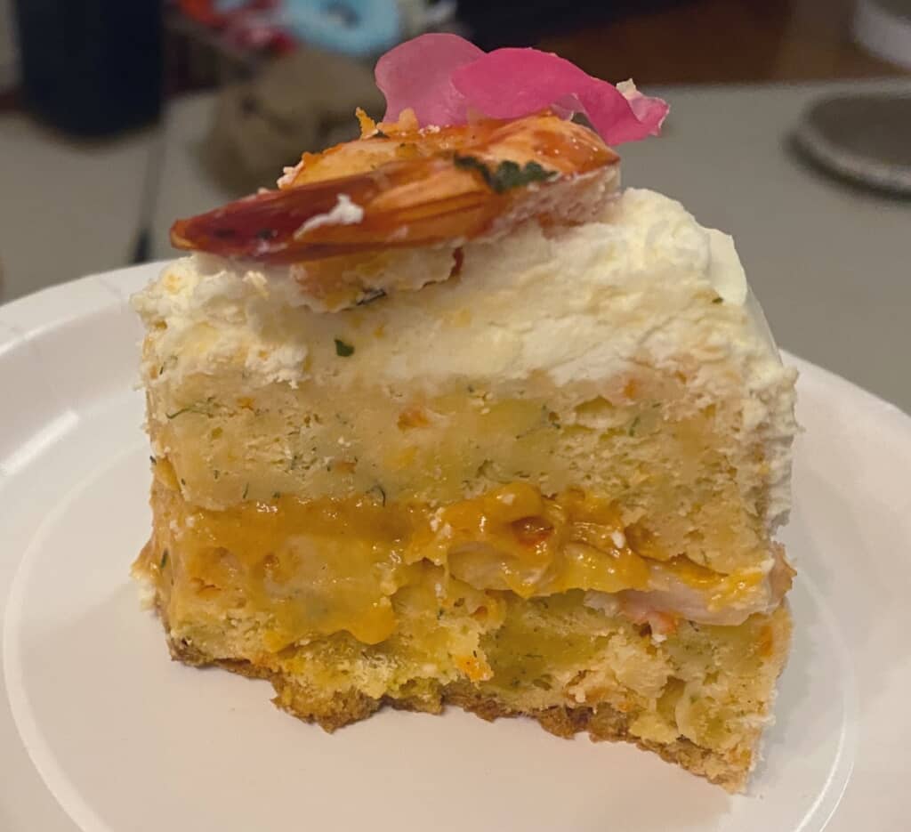 カットしてみるとケークサレにクリームを挟んだおいしそうなおかずケーキでした！