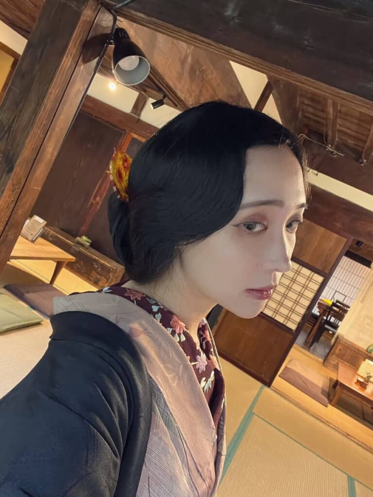 「朝ドラとかで序盤で病死する姉」と形容された自撮り姿