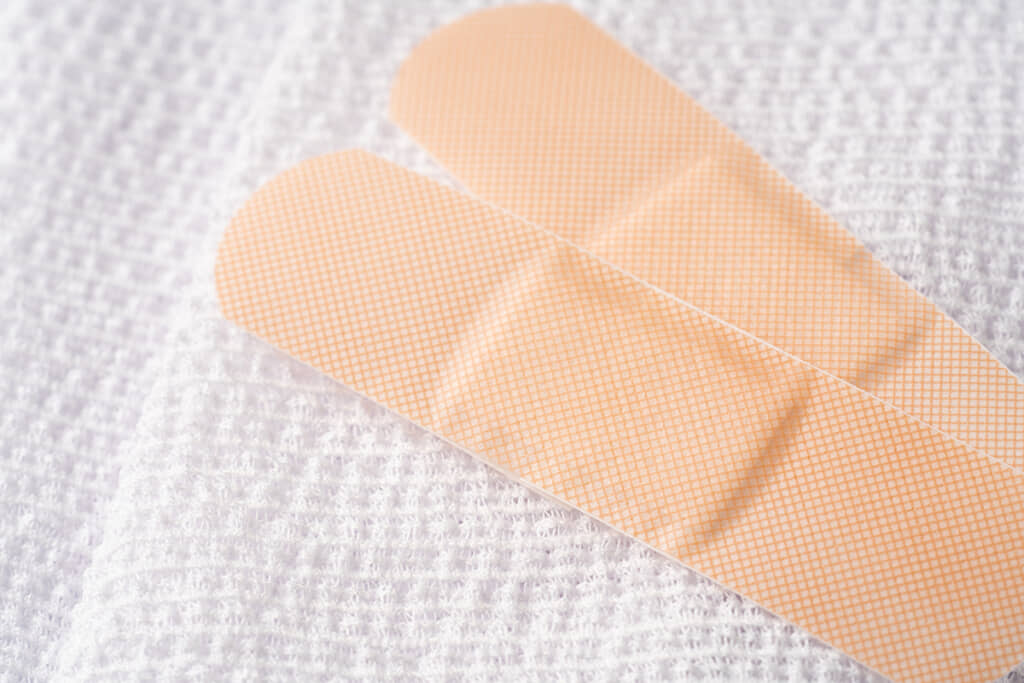 人生初のケガをしたわが子に、ママが絆創膏を貼ってあげようとしたら……