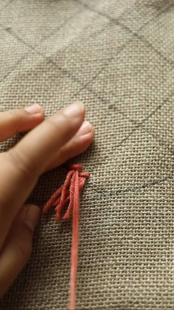 縫い付けた糸をフリンジのように長く残す