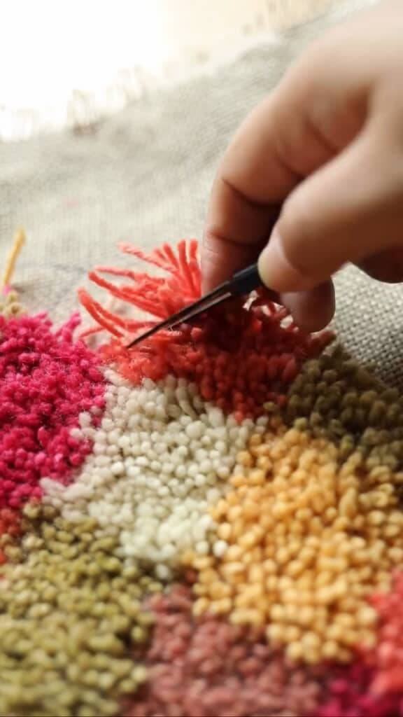 飛び出した糸を切って長さをそろえる