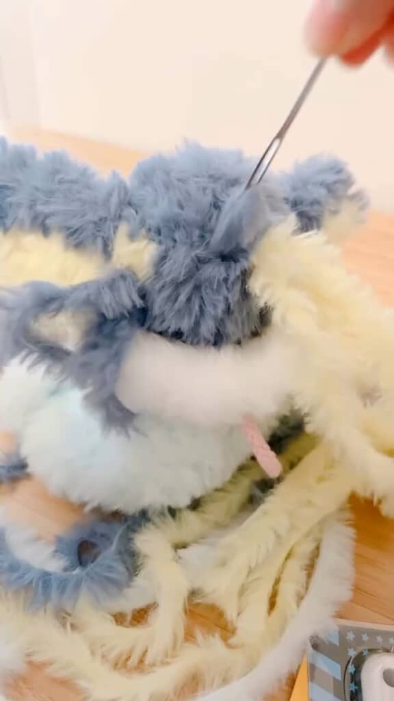 耳を縫いつける