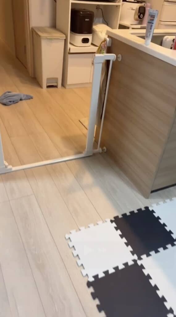 キッチンから「ガサゴソ」と物音が。ママが見に行くと、赤ちゃんが食パンの袋を開けようとしていた。