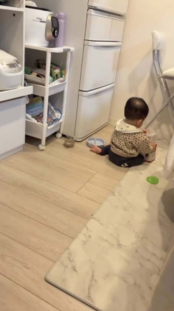 キッチンから「ガサゴソ」と物音が。ママが見に行くと、赤ちゃんが食パンの袋を開けようとしていた。