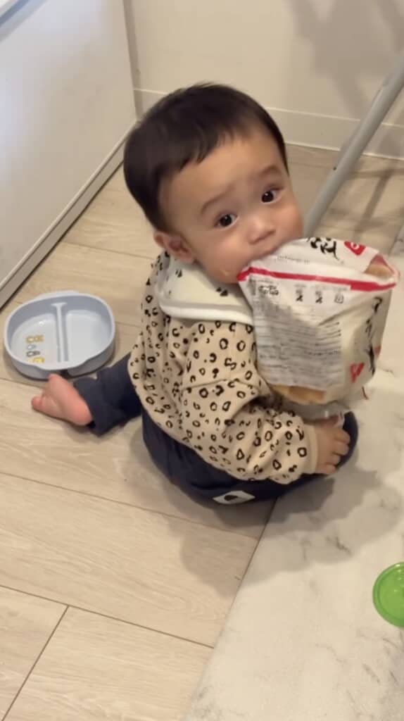 キッチンから「ガサゴソ」と物音が。ママが見に行くと、赤ちゃんが食パンの袋を開けようとしていた。