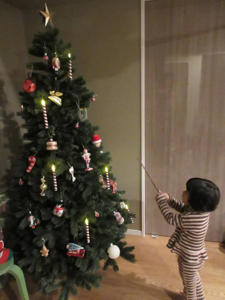 魔法の杖でライトがつくキャンドル！