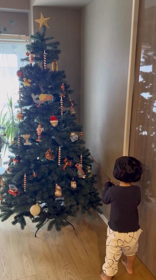 炎が消えているキャンドルに杖をかざすと……