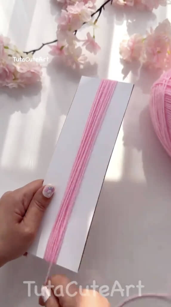 ボール紙に毛糸を巻き付け、1箇所結んで束にします