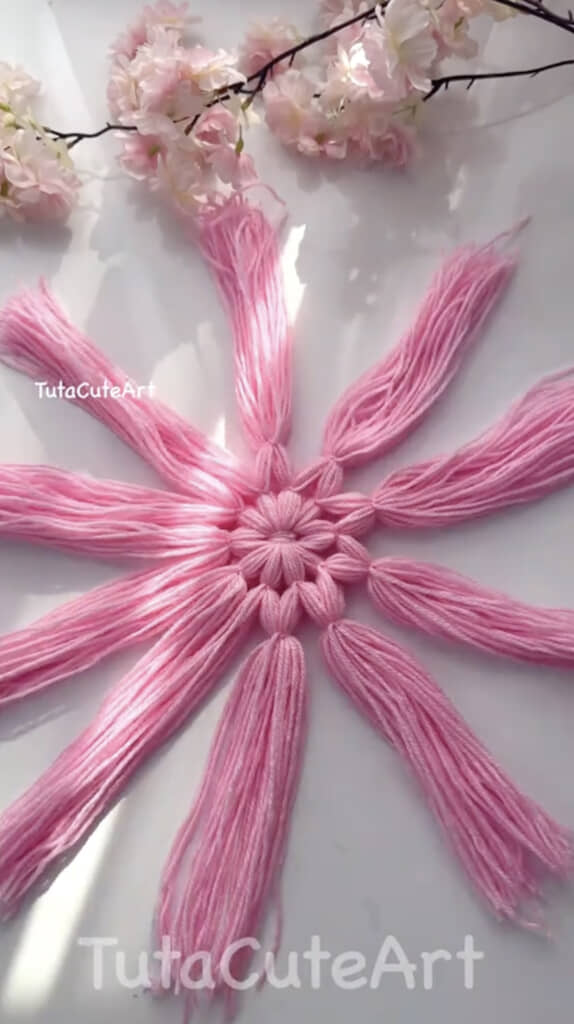 半分に分けた束同士を結びます