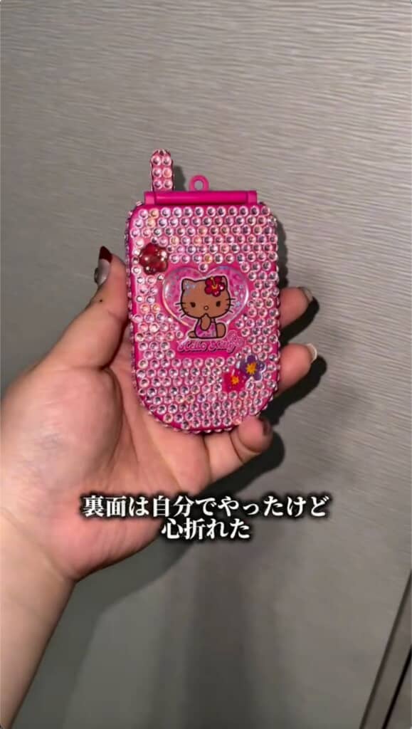 裏面は中央にキティちゃんのシールを貼って周りにたくさんラインストーンを貼りました