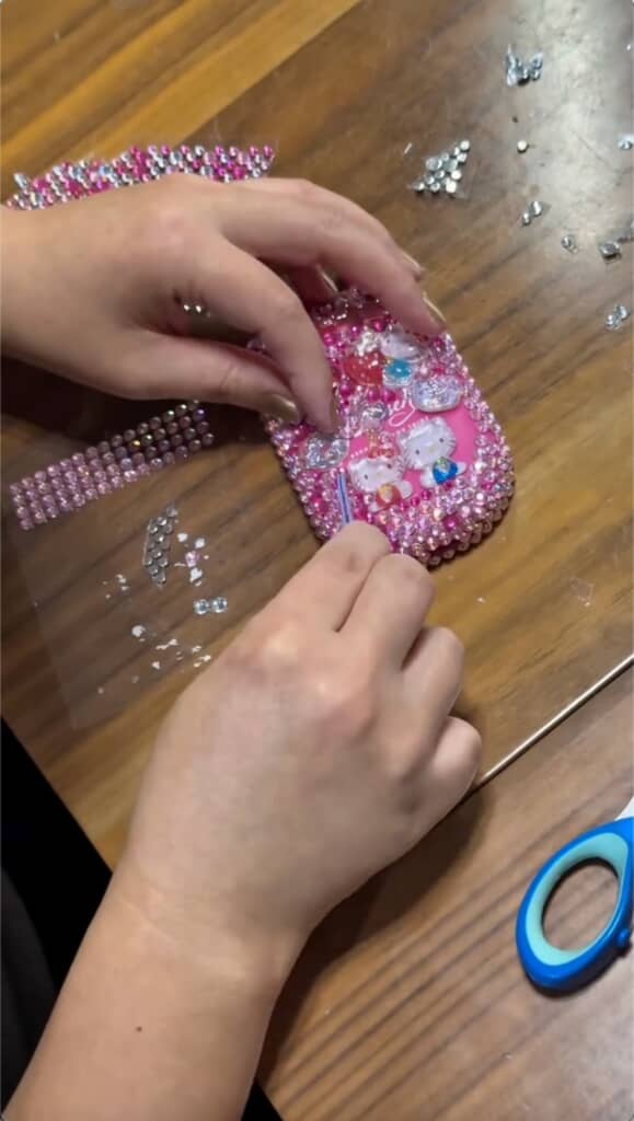 隙間なくラインストーンを貼ってキラキラさせます