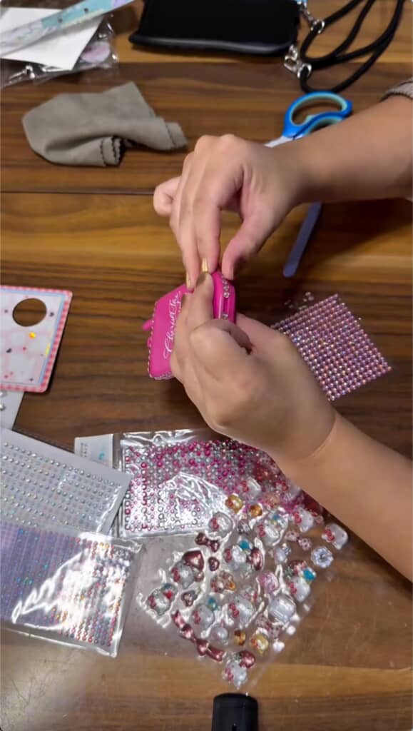 テーブルにラインストーンとかシールとかたくさん並べてデコりましたね