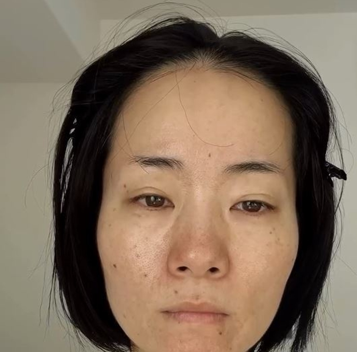 42歳主婦、すっぴん→フルメイクをノーマルカメラで撮ると……　驚きの姿に「中谷美紀さんと思った」「すごいです！」（1/3） | 美容 ねとらぼ