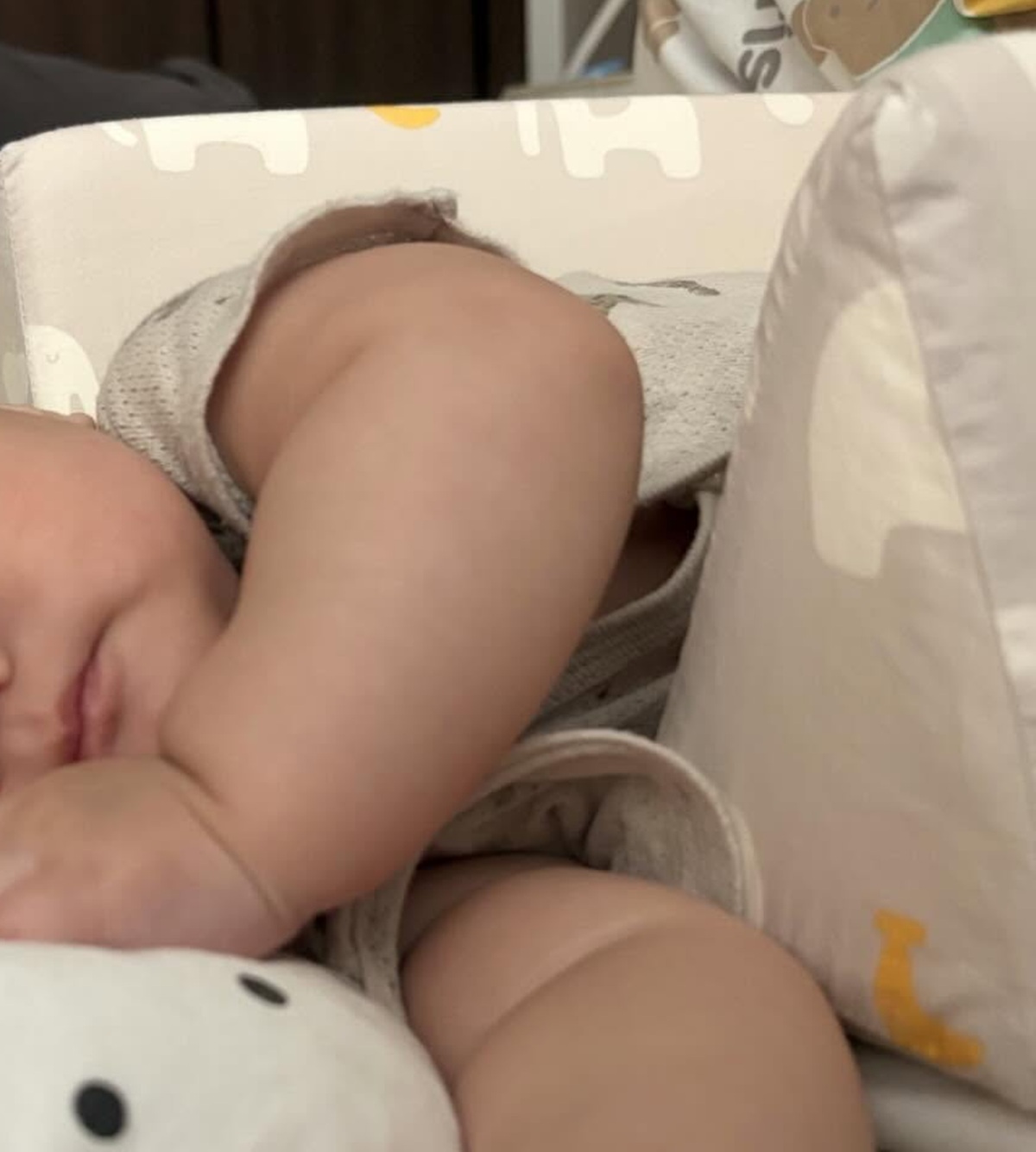 お布団ですやすや眠る双子の赤ちゃんのそばをふと見ると……　「動悸がしてきました」「あら～」「ご、語彙力が〜〜！！」と大反響（1/3） | 教育・子育て ねとらぼ