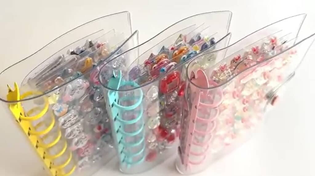 厚みのあるシールは透明バインダーでコレクション