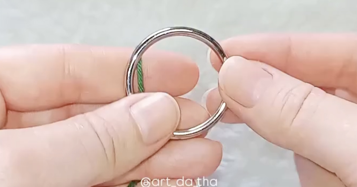 キーリングに緑と白の毛糸を編みつけるだけで……「これは完璧」　かぎ針編みの“簡単クリスマスアイテム”に「最高！」【海外】（1/2） | 編み物 ねとらぼ