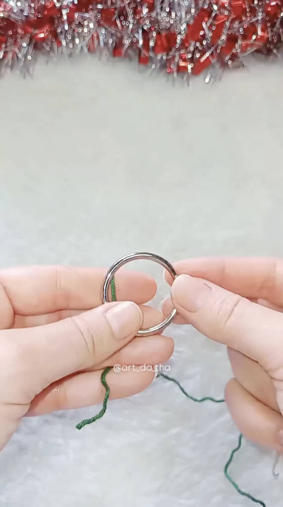 金属製のリングに毛糸を編み付けていきます